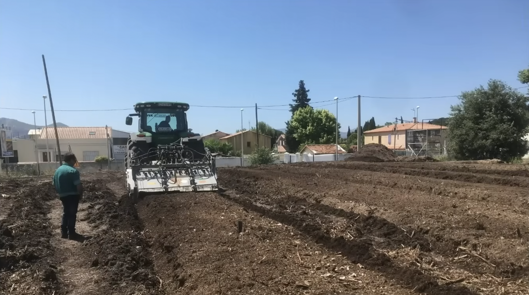 Apport de matière organique mélangée à la terre