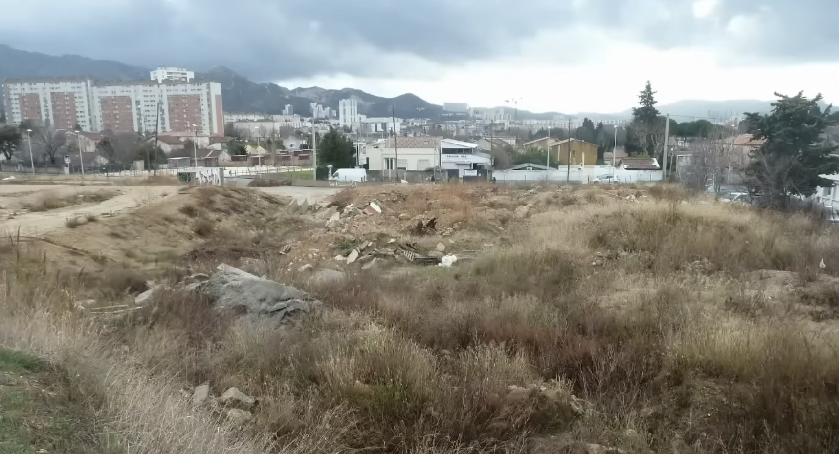 Terrain avec de la terre en très mauvais état