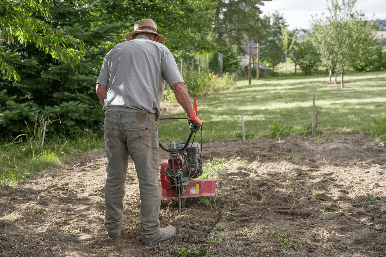 Travail du sol mécanisé avec un motoculteur